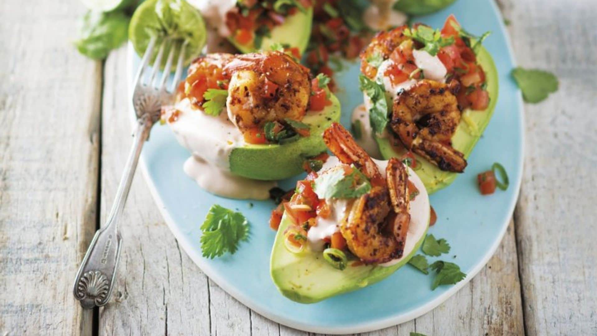 Aguacates rellenos con langostinos picantes