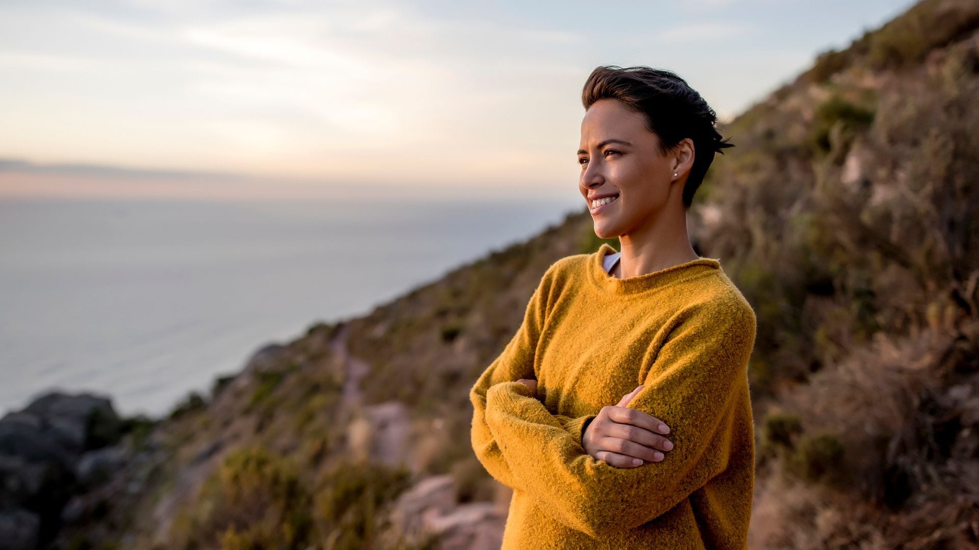 Mujer en la montaña sonriendo 