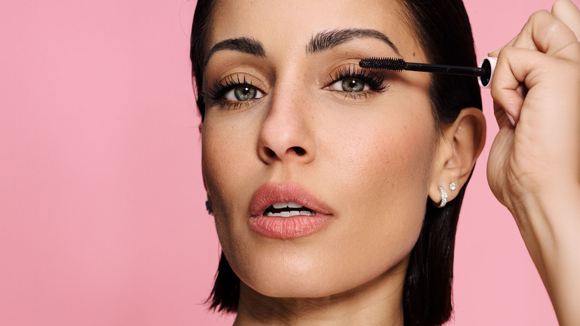 El secreto de las pestañas extralargas de Hiba Abouk está en esta máscara: alarga sin apelmazar y cuesta menos de 11€