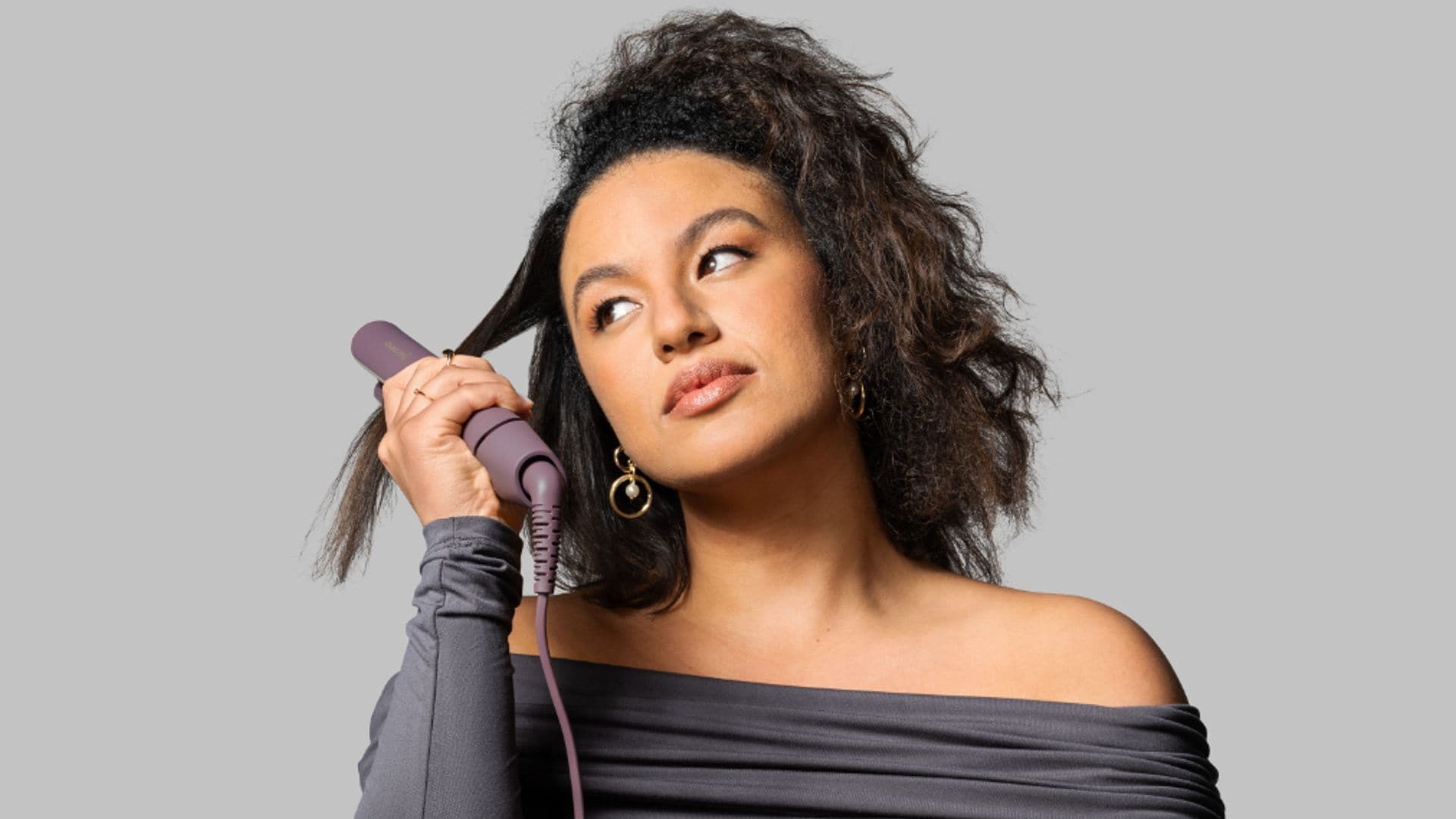 Mujer alisándose el pelo con plancha Airvive de Remington