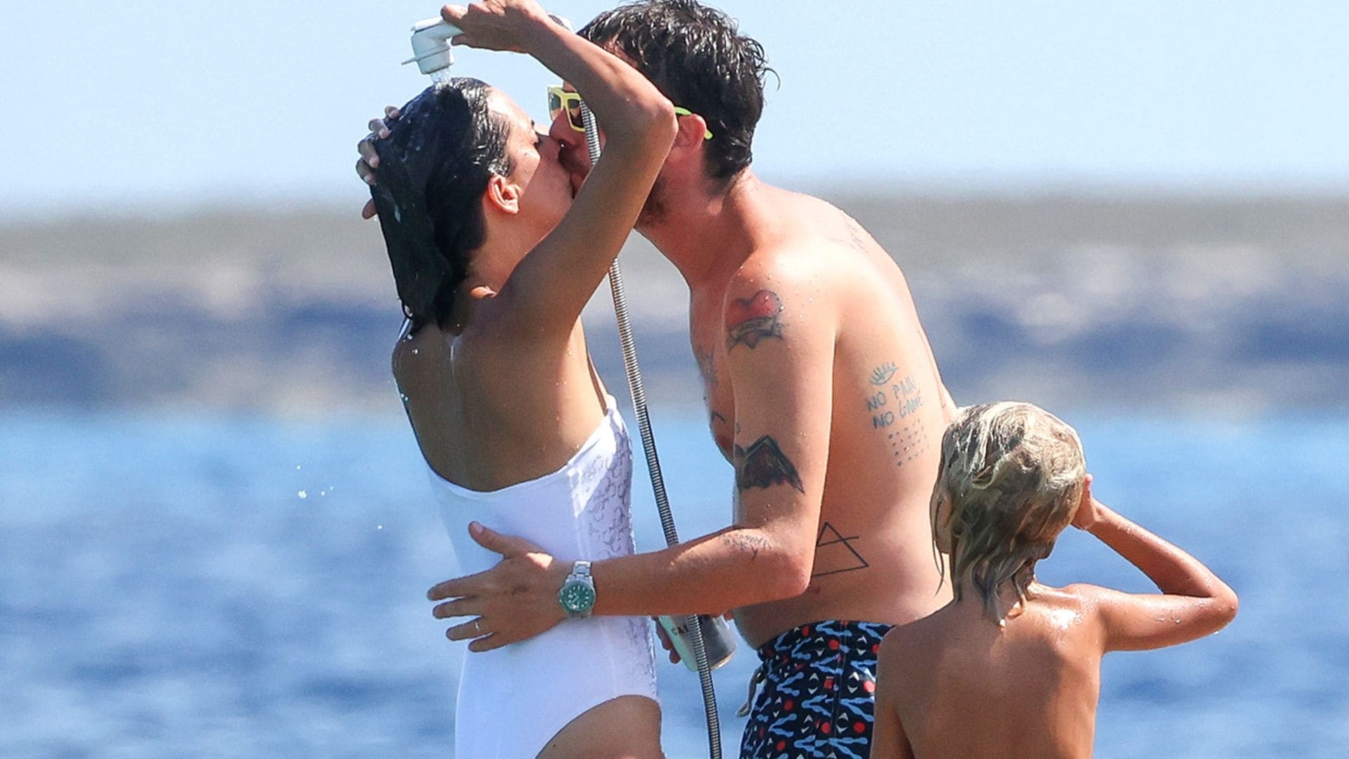 ¡Besos y chapuzones! Las imágenes más refrescantes de Macarena Gómez y Aldo Comas con su hijo en alta mar