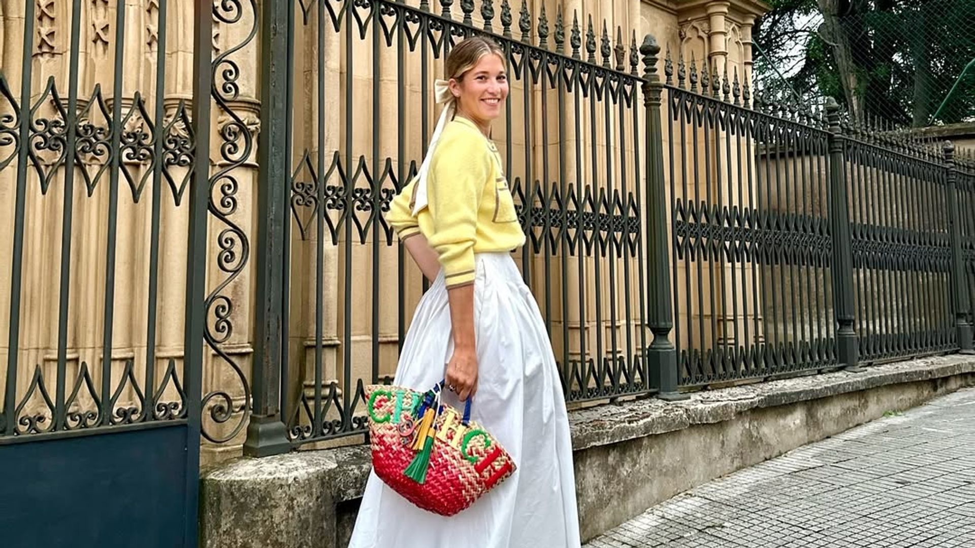 La falda midi blanca que fascinaba a Grace Kelly vuelve esta primavera y favorece tanto a los 20 como a los 50