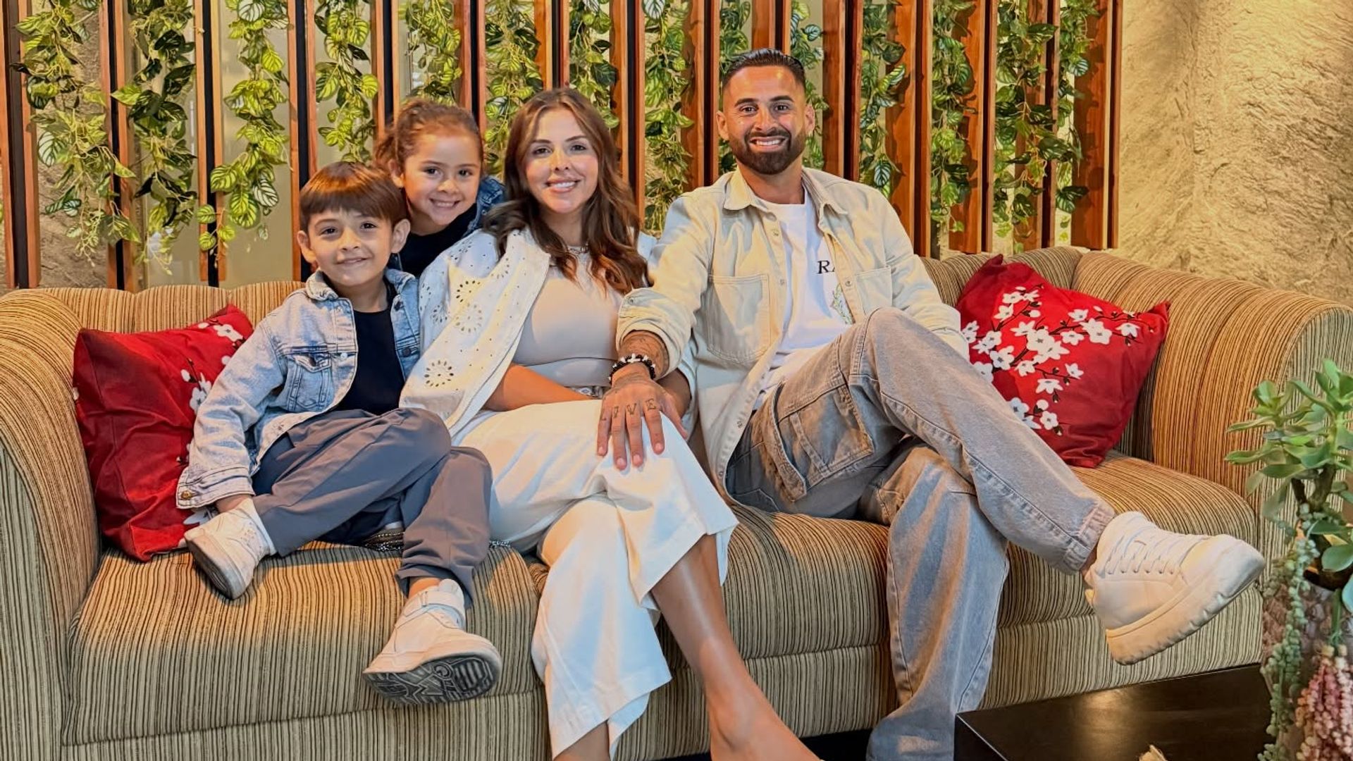 Lucas Trejo y su familia en la celebración del cumpleaños de su mujer, Yanina