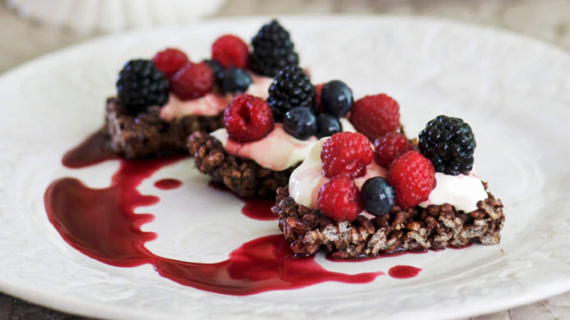 Arroz inflado al chocolate con frutos silvestres, nata y 'coulis' de frambuesa