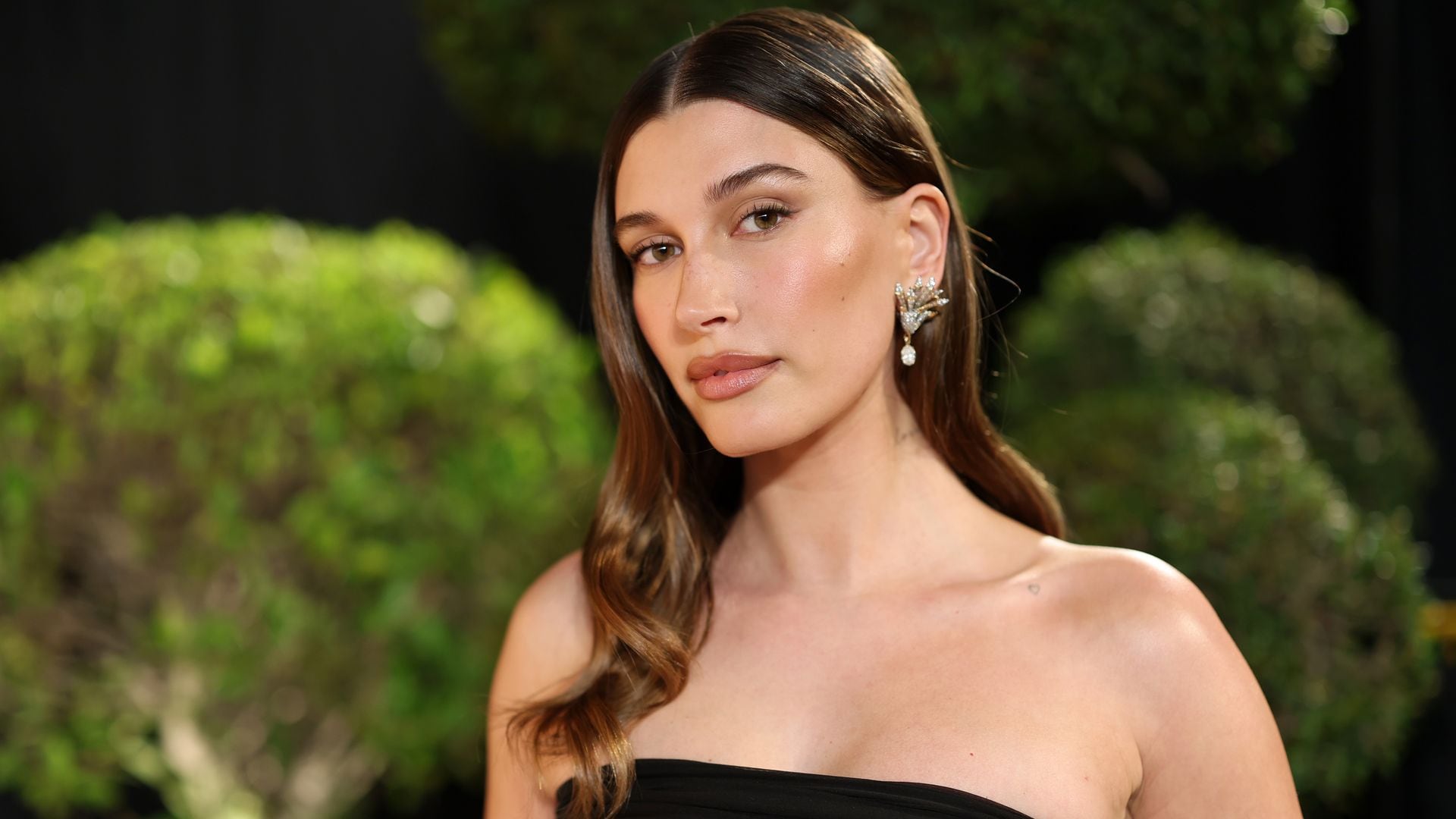 Hailey Bieber en la fiesta post Oscar de Vanity Fair 2025