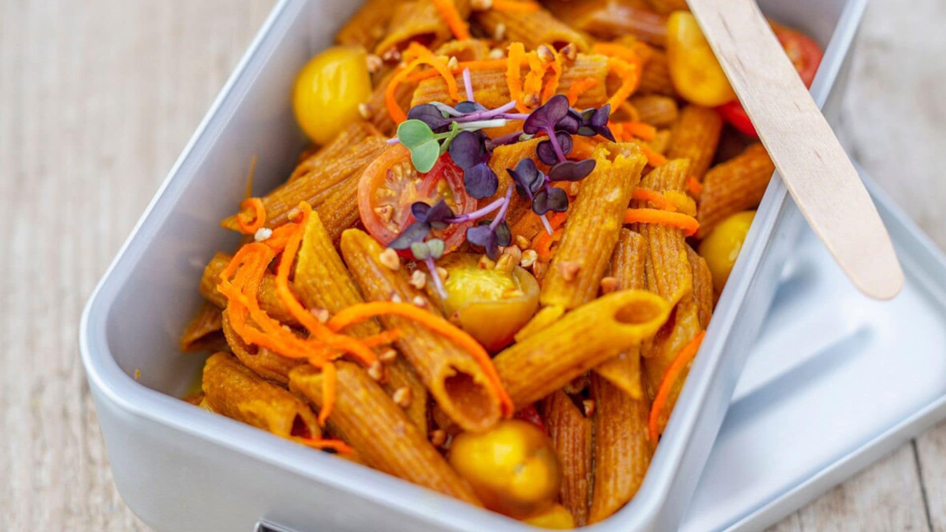 Pasta de lentejas naranjas con zanahoria, tomate y cacahuetes