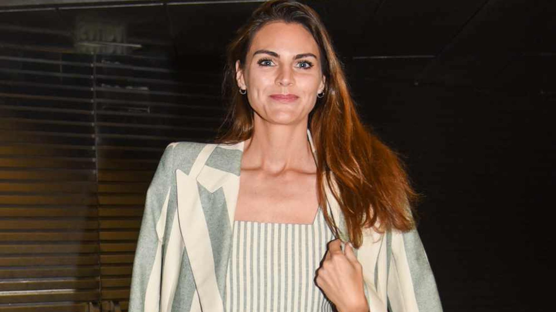 Amaia Salamanca estrena el conjunto de rayas verticales 'made in Spain' que más estiliza