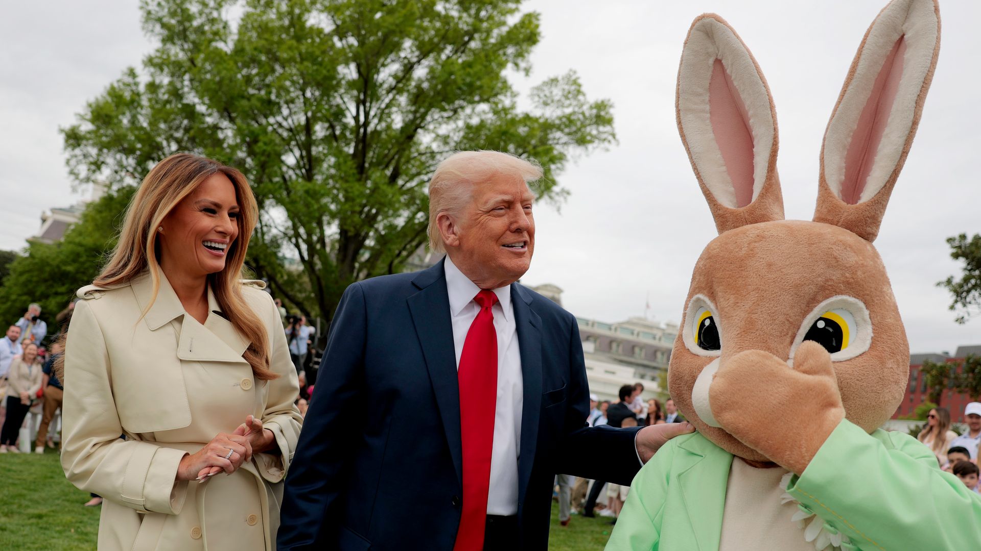 Las curiosas imágenes de Melania y Donald Trump celebrando la Pascua en la Casa Blanca