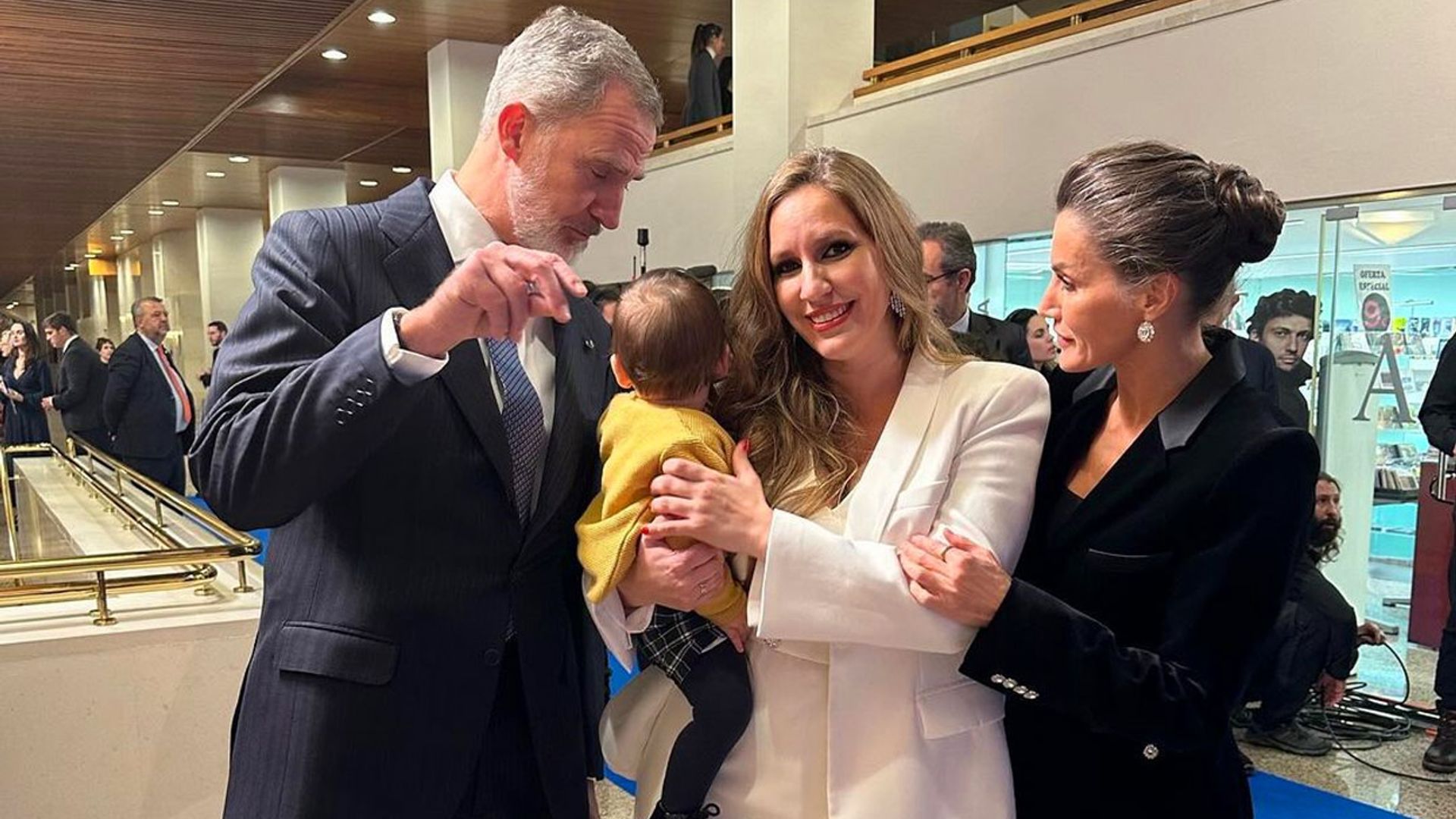 La ternura de don Felipe y doña Letizia con Vicente, el bebé de la cantante María Toledo