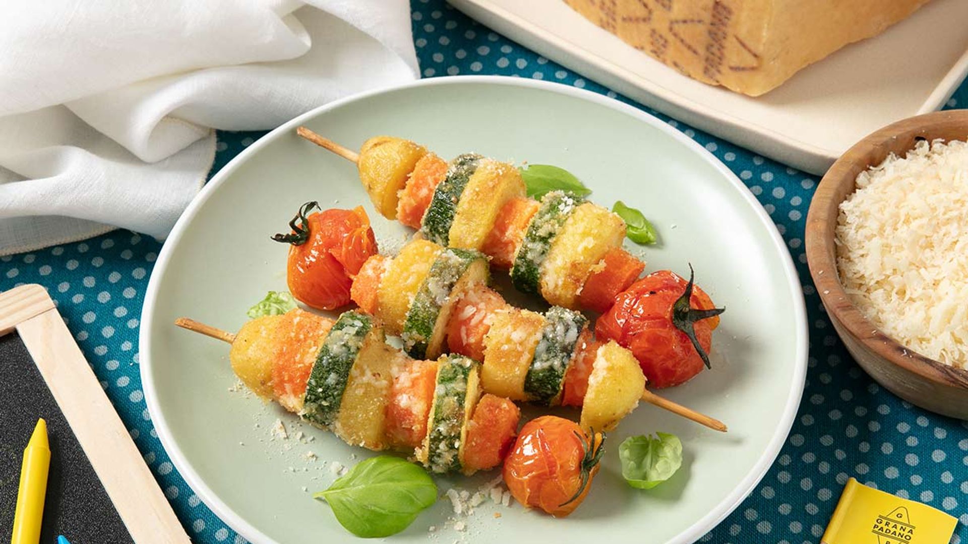 Brochetas gratinadas al horno con verduras, patatas y queso Grana Padano