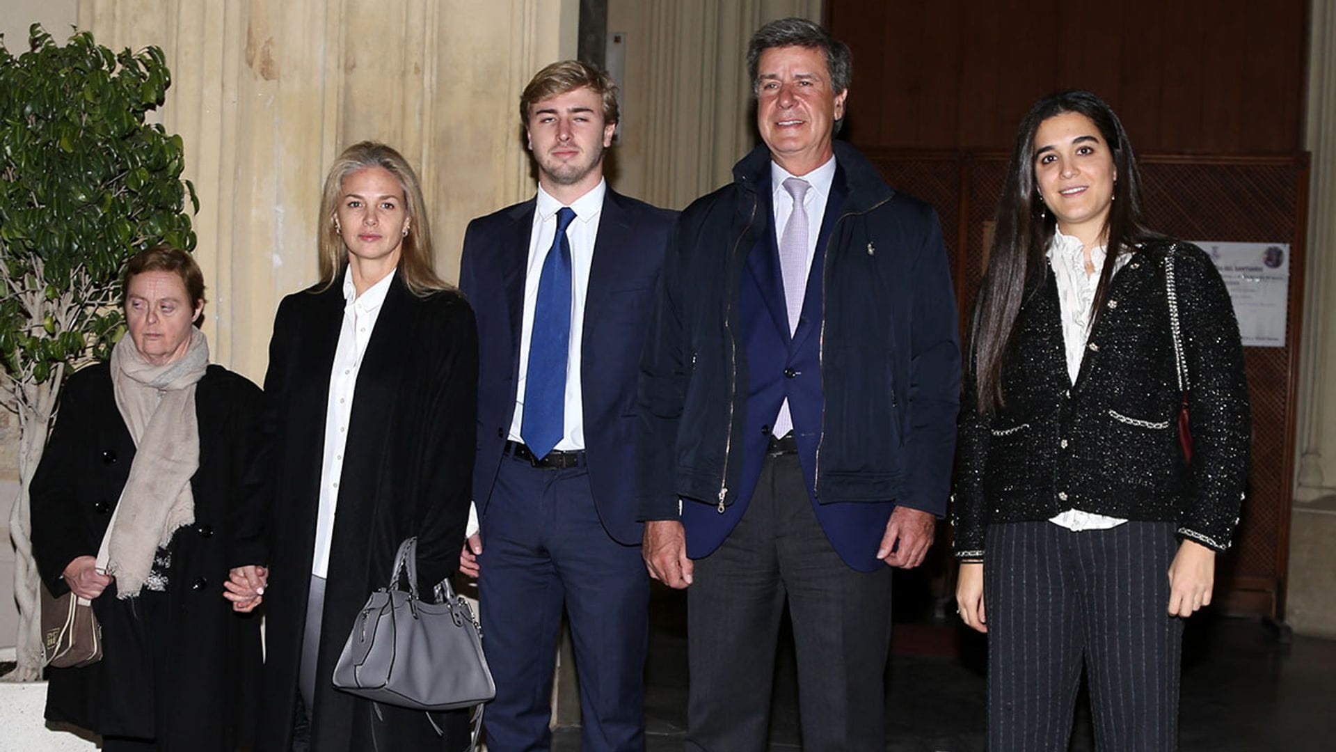 Cayetano Martínez de Irujo, dolido por la ausencia de sus hermanos en la misa de la duquesa de Alba