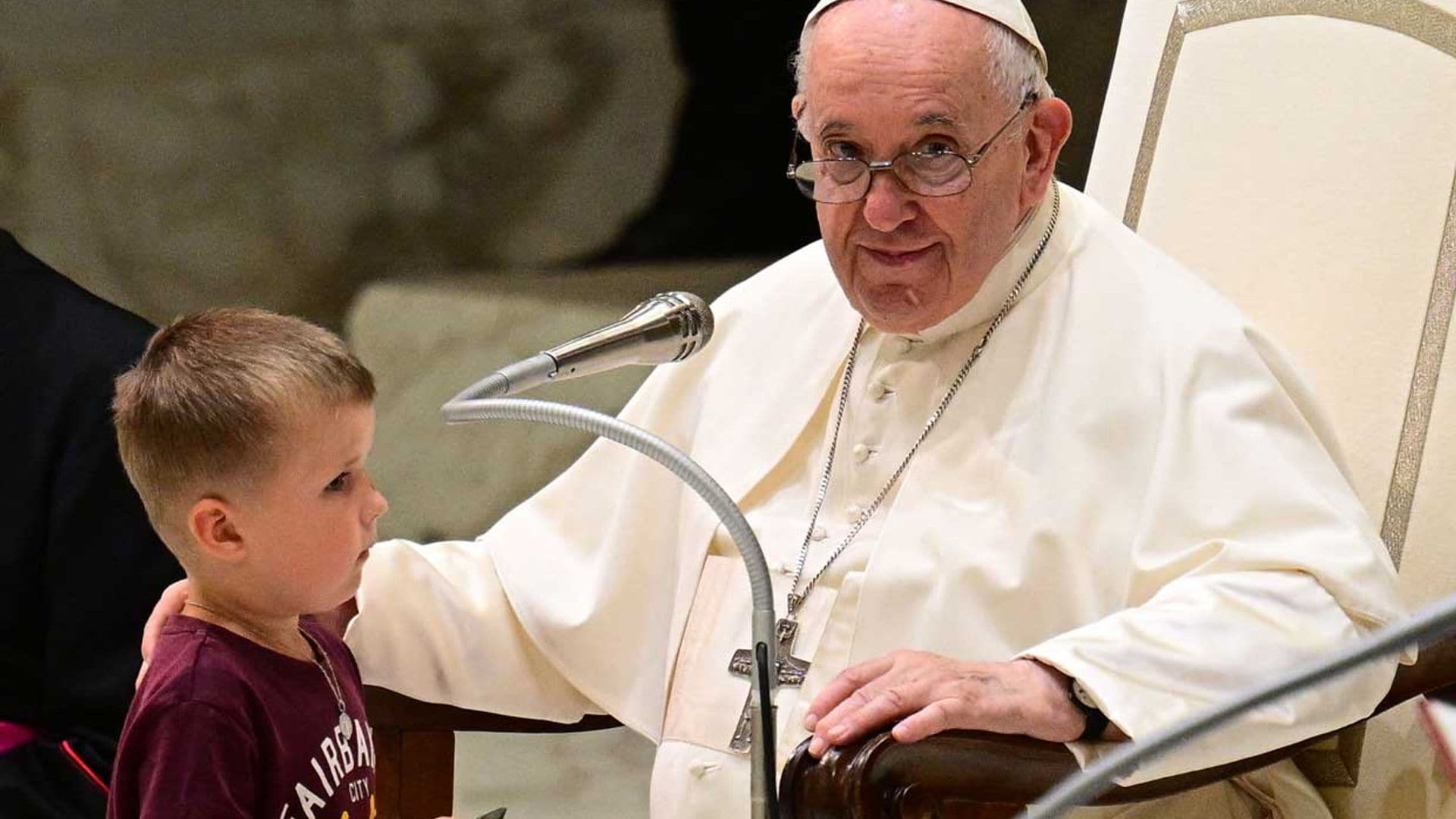 La reacción del Papa Francisco cuando un niño sube al palco durante una audiencia en El Vaticano