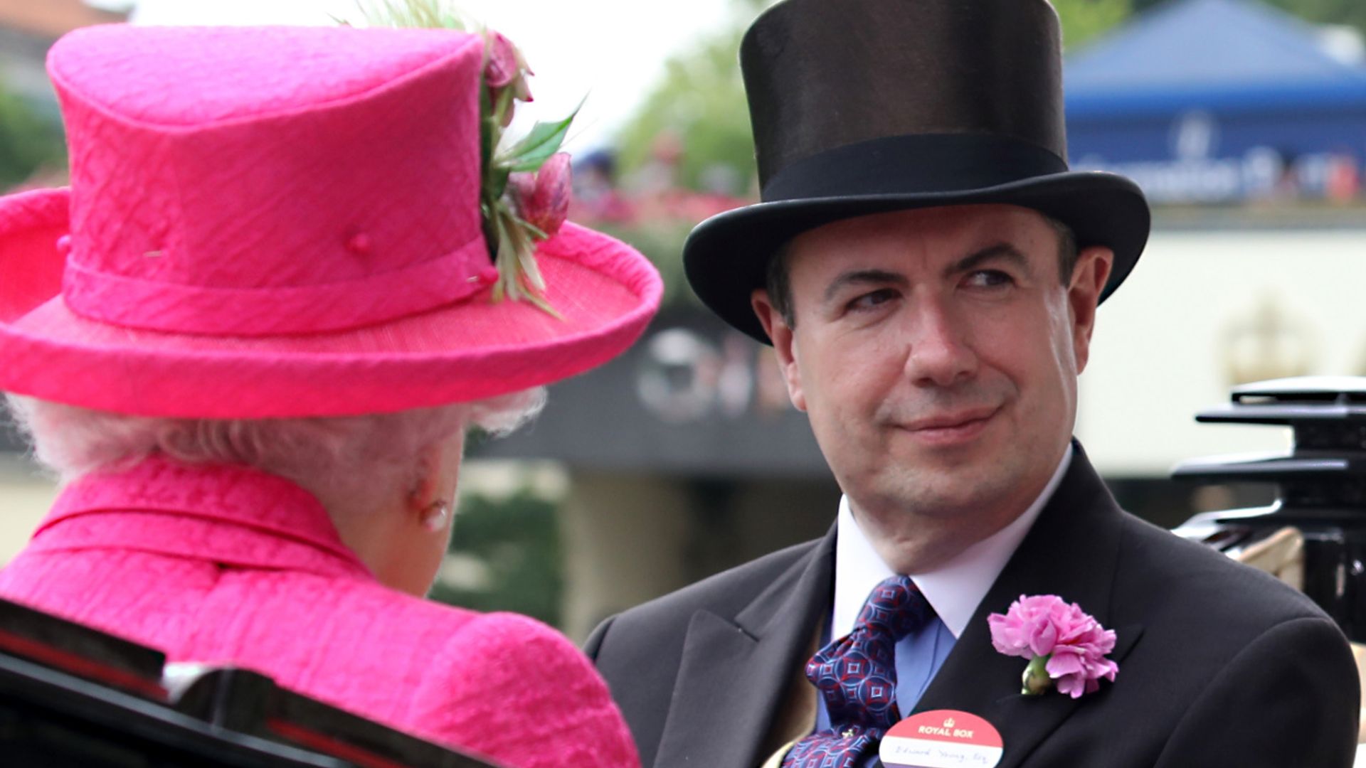 Sir Edward Young, el secretario privado de Isabel II al que Harry apoda 'el abejorro' es la nueva mano derecha de Carlos III