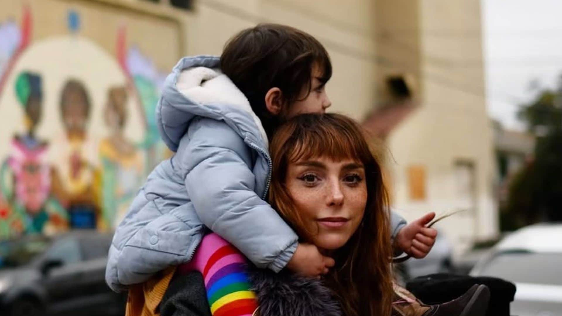 Natalia Téllez junto a su hija Emilia.
