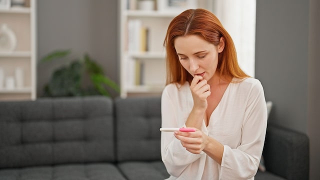 Mujer mirando un test de embarazo