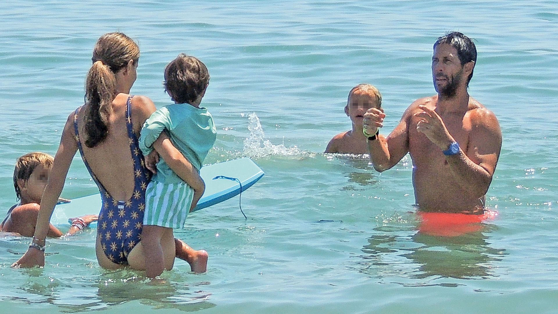 Ana y Fernando juegan con Miguel, Mateo y sus amigos