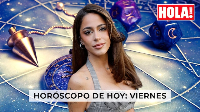 Tini Stoessel en primer plano, de fondo la rueda y dados del zodiaco