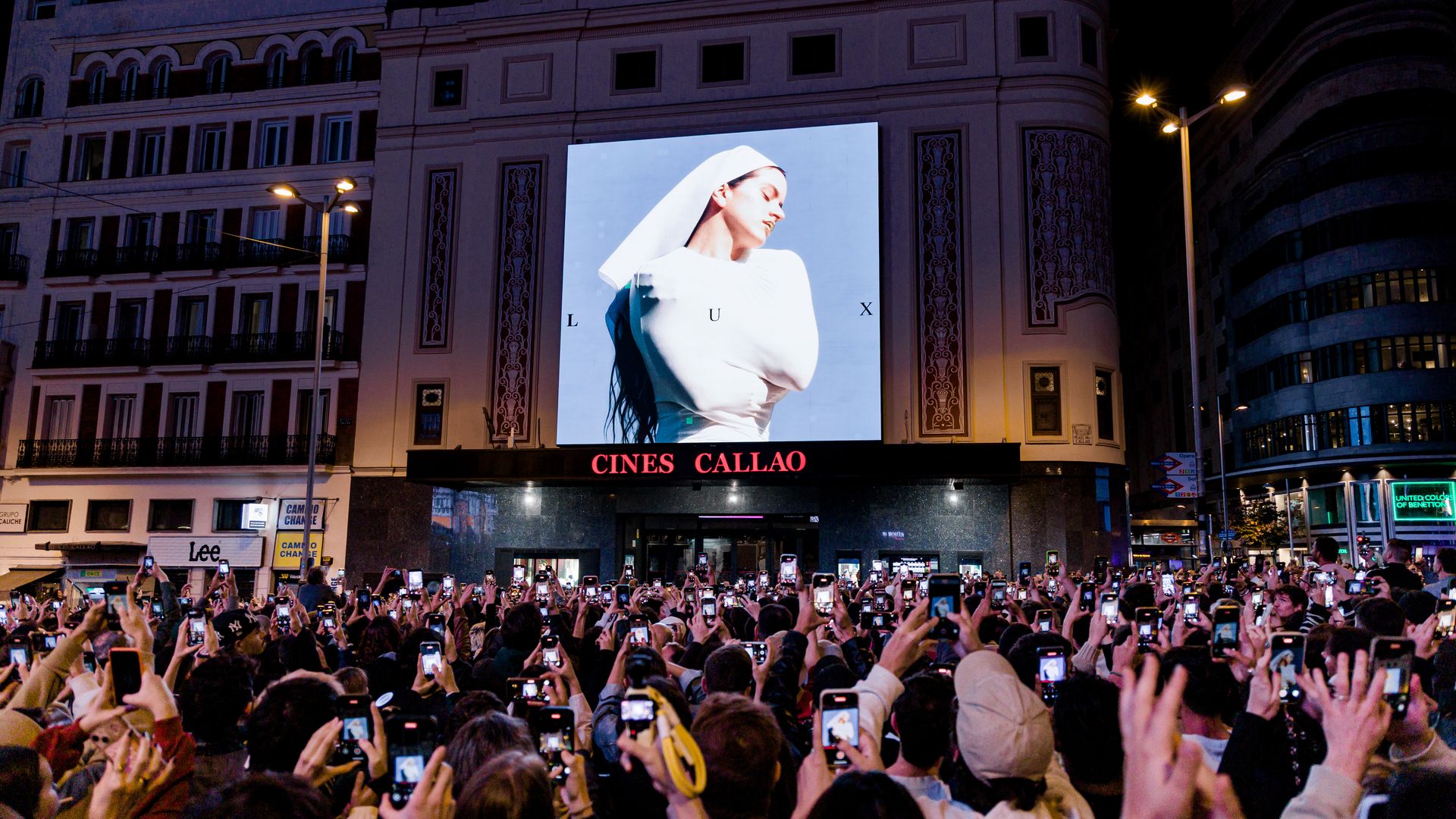 Rosalía presentó su álbum en Plaza Callao frente a más de 500 personas