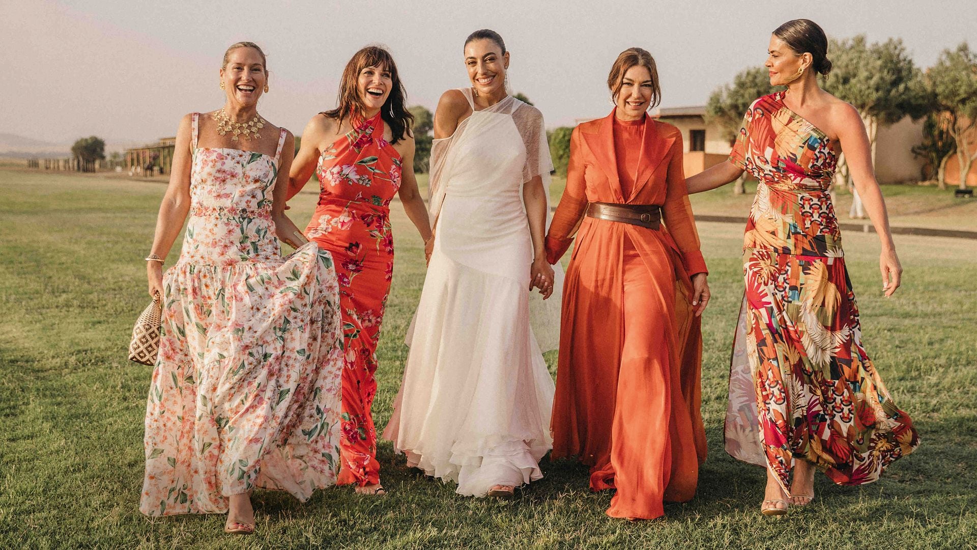 IMÁGENES EXCLUSIVAS: María José Suárez, Fiona Ferrer y Eva Pedraza, 3 invitadas con looks casi 'a juego' en la boda de la hija de Raquel Revuelta