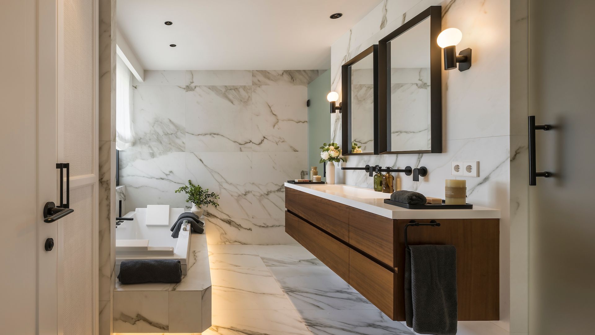 Baño con mueble de madera.