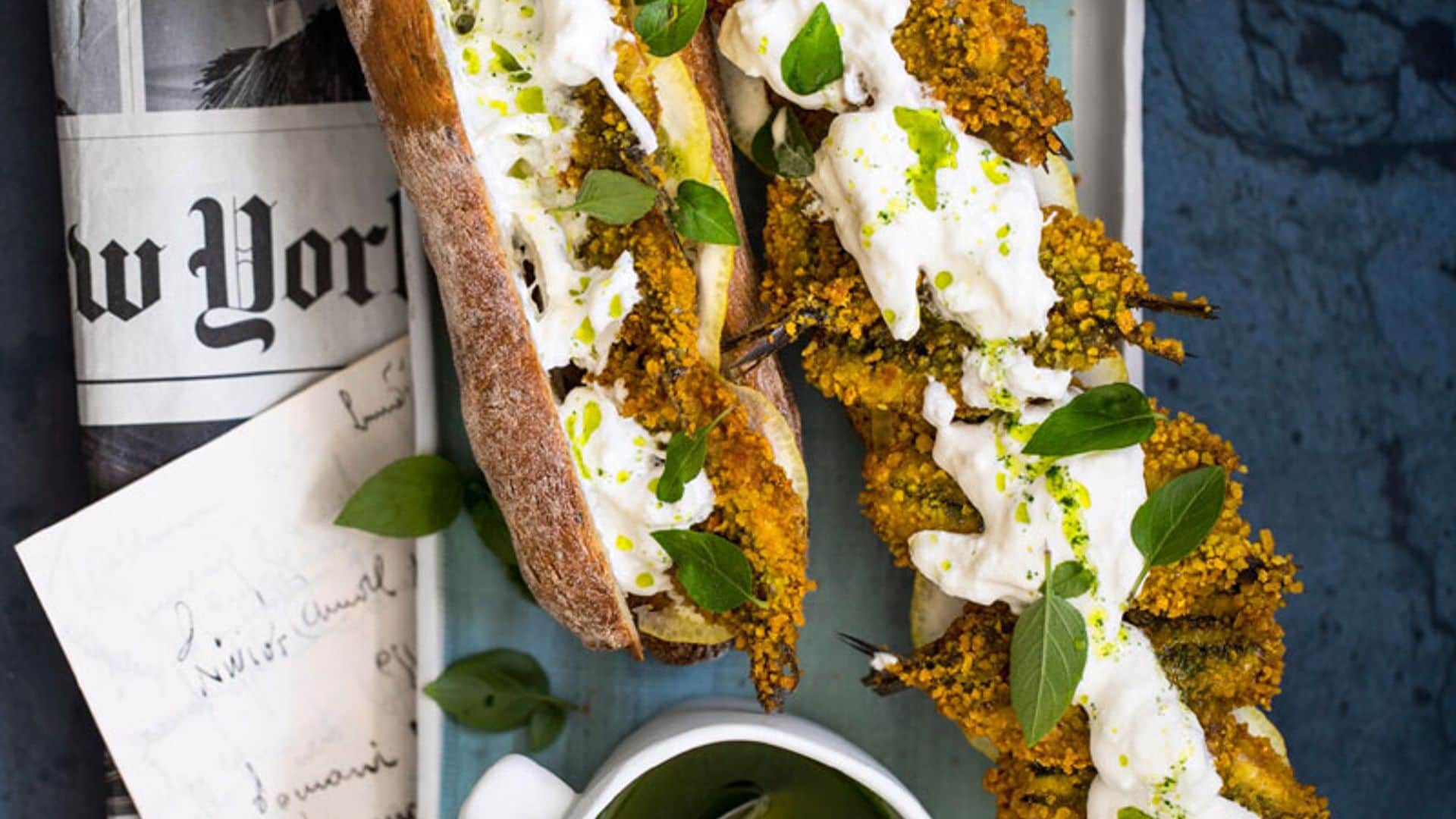 Bocadillo de sardinas empanadas con burrata y aceite de lima