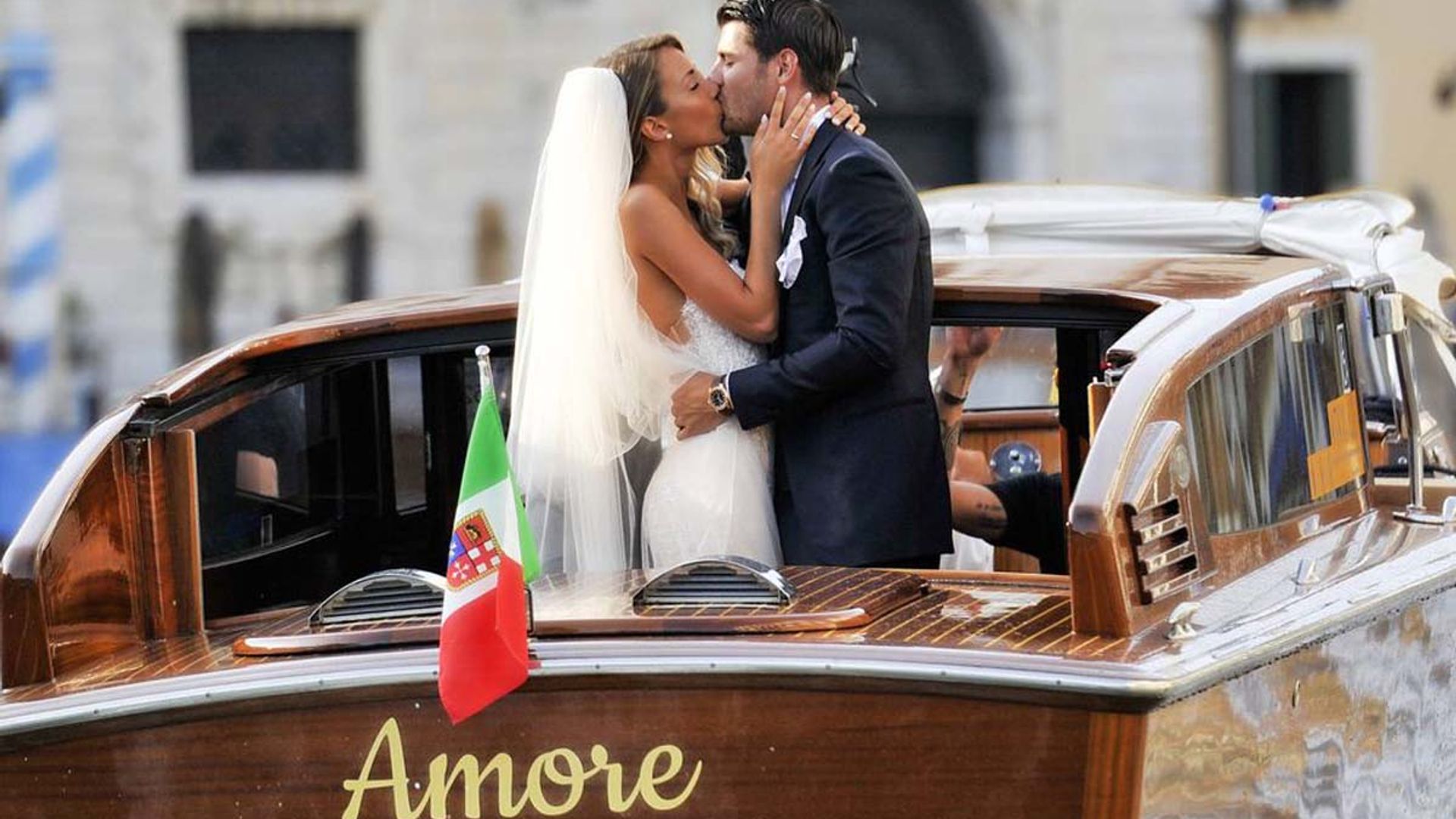 Dos vestidos y una fiesta inolvidable: los detalles de la 'reboda' de Alice Campello y Álvaro Morata