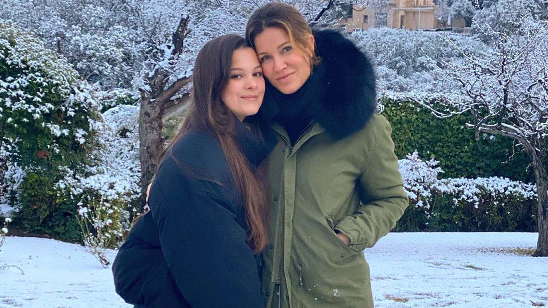 Jaydy Michel y su hija, Manuela Sanz, se derriten al ver la 'primera vez' en la nieve del pequeño Leo