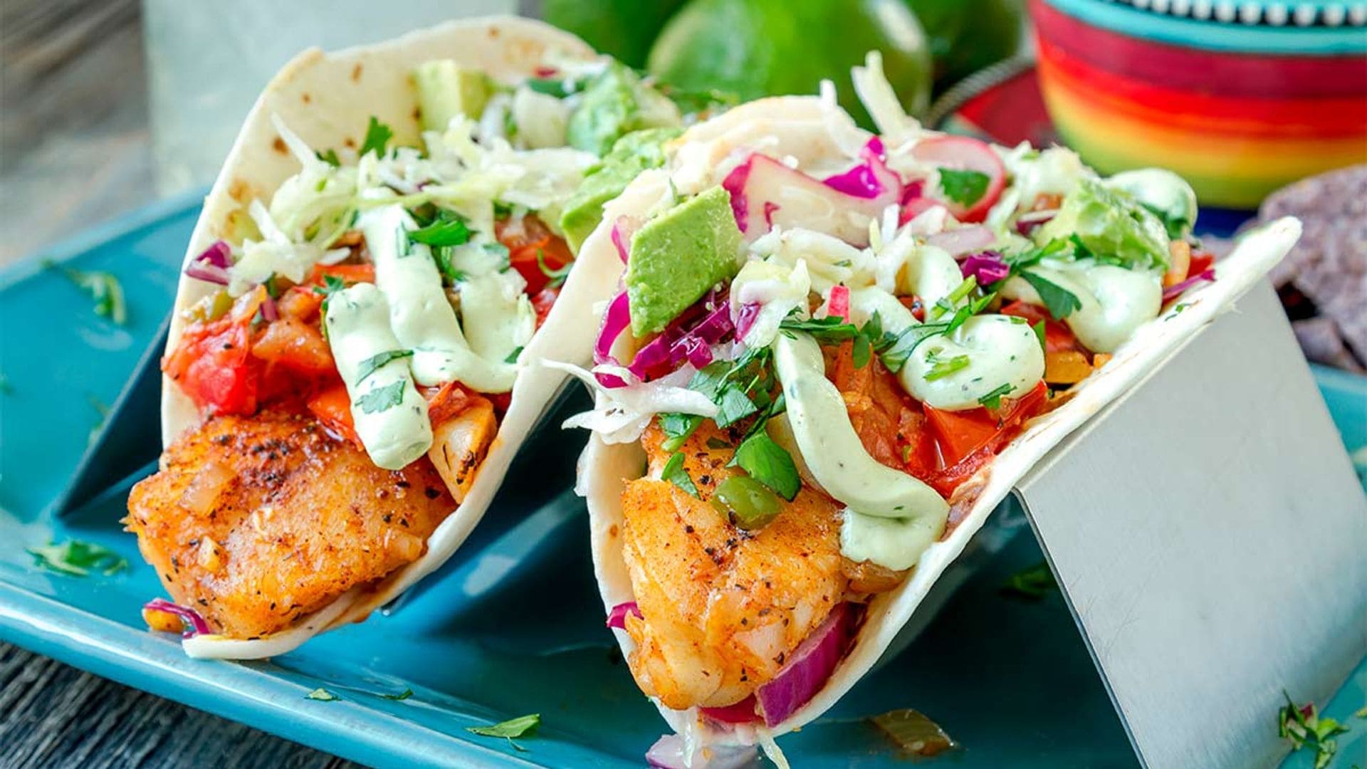 Tacos de bacalao marinado con mayonesa de cilantro