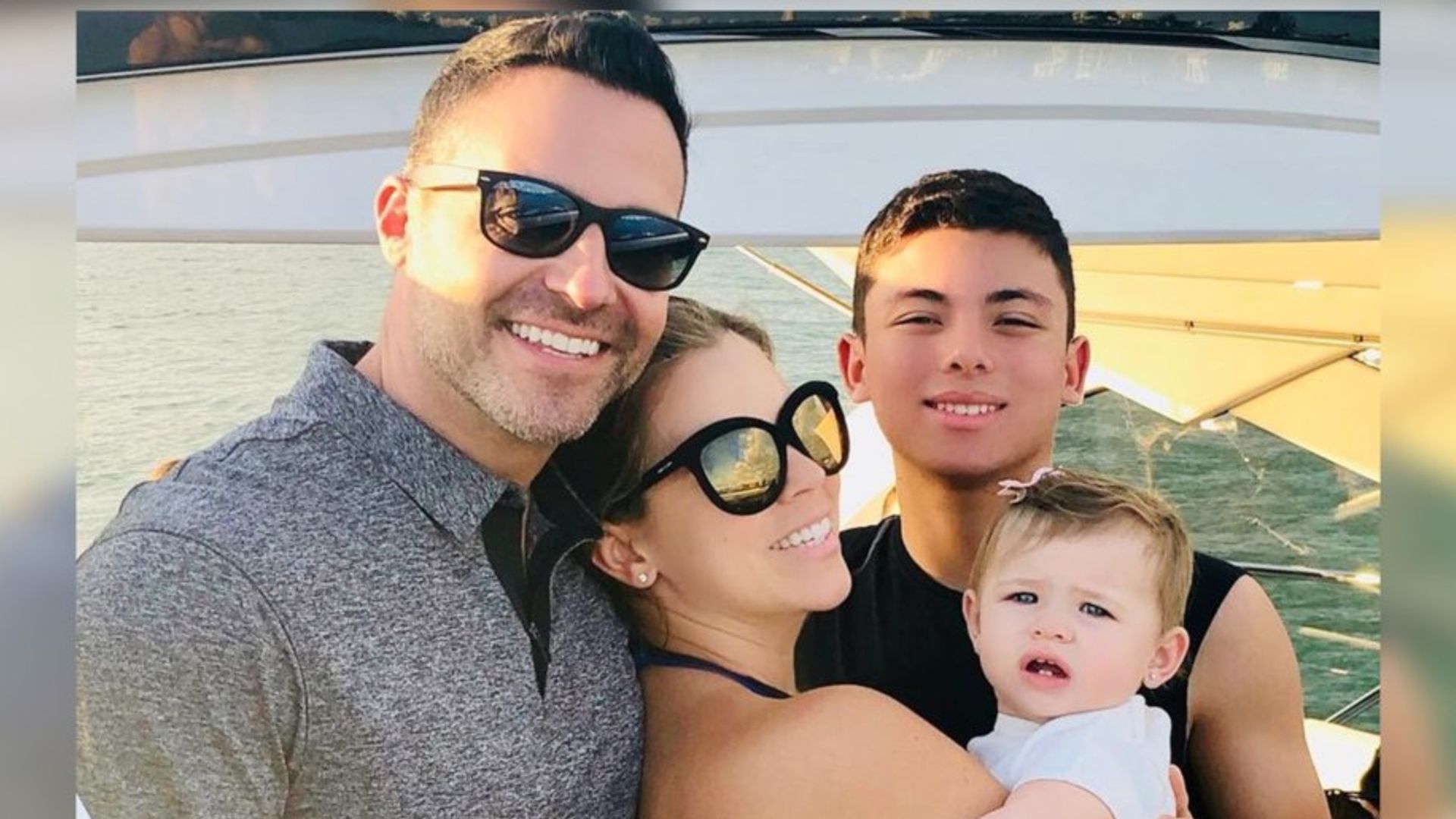 Luna, la hija de Ximena Duque, apenas es una bebé y ya es aficionada a los libros