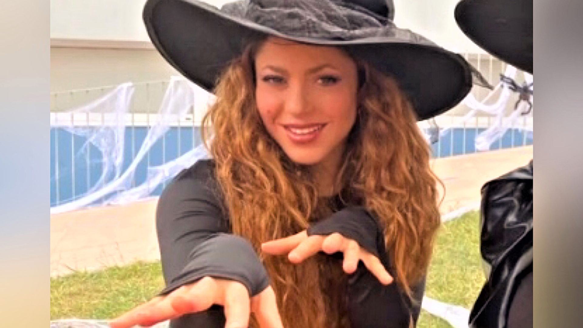 Shakira se viste de bruja para ir al cole de Milán y se pica con Piqué por el 'genial' disfraz del futbolista