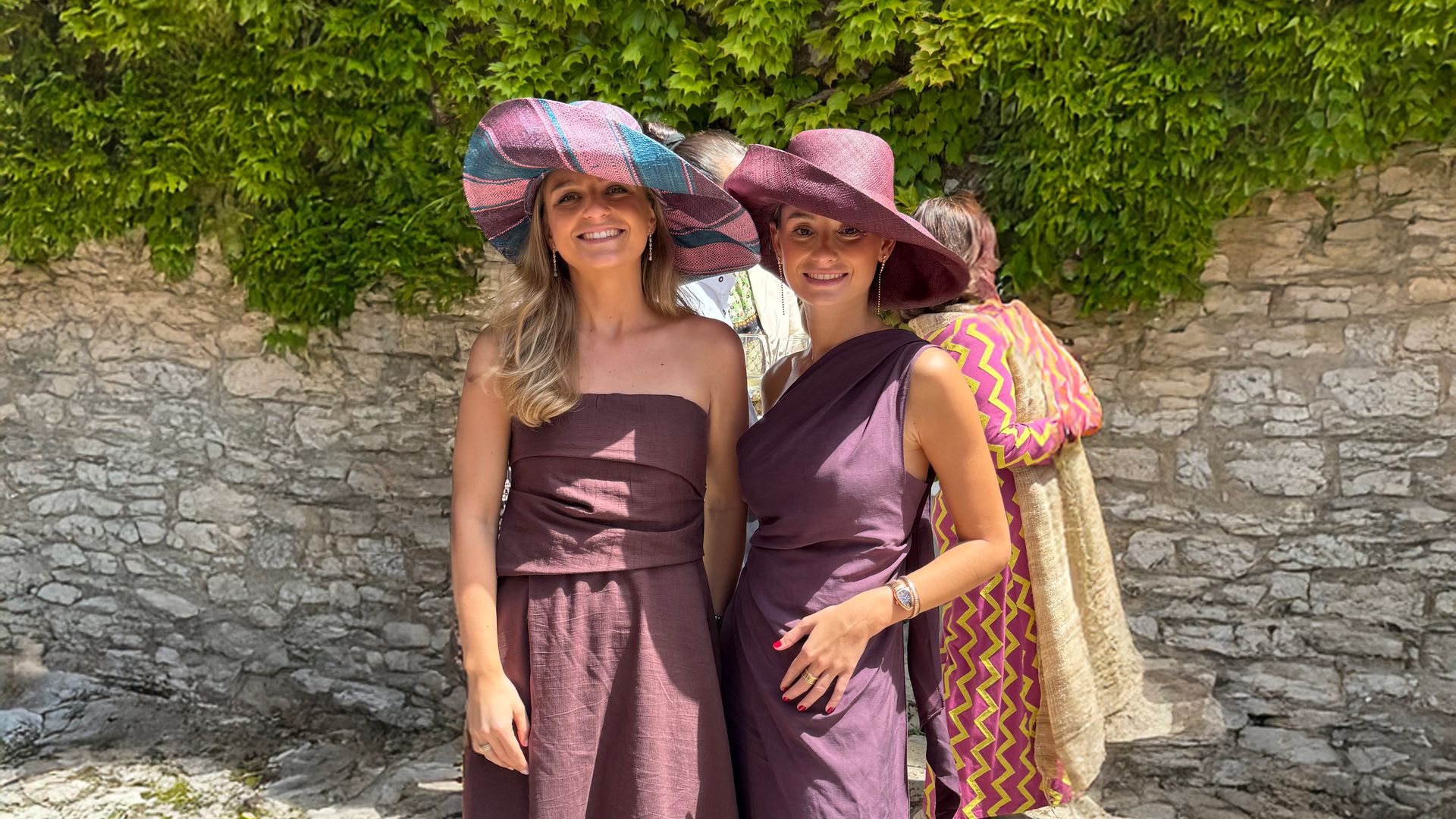 Las invitadas anónimas con vestidos españoles que coordinaron sus pamelas de rafia en una boda en Mallorca