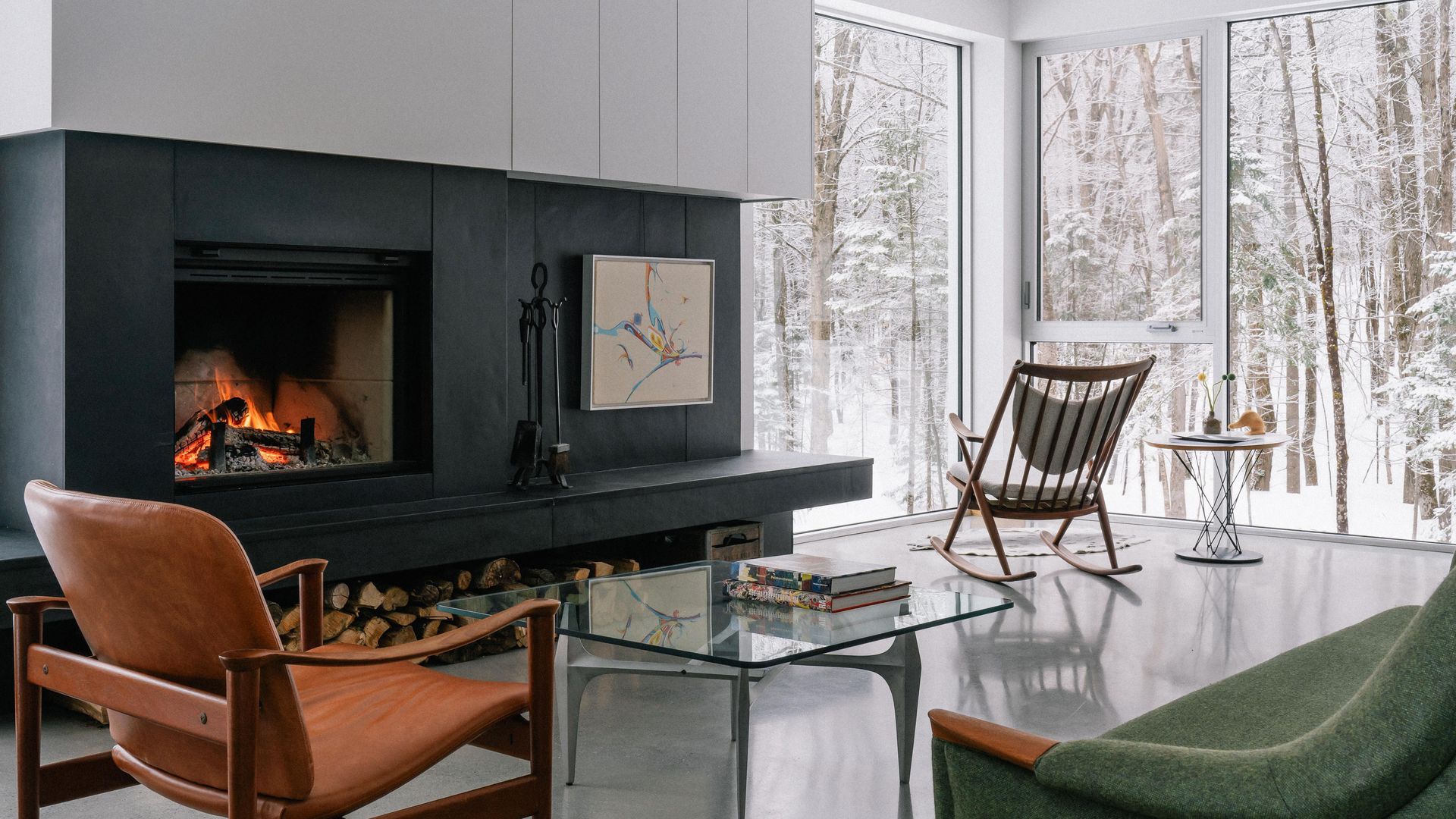 Salón con chimenea y vistas a la nieve
