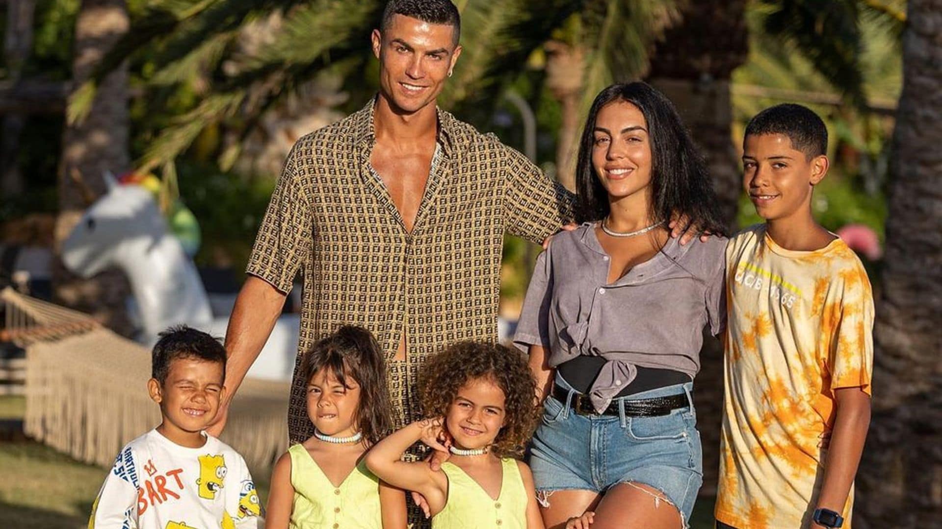 Risas, chapuzones en el mar... Cristiano y Georgina se refugian en su familia en su verano más difícil