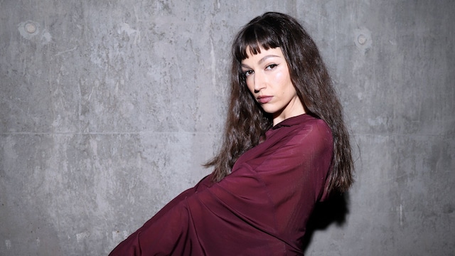 Úrsula Corberó con amigos en una fiesta con vestido burdeos