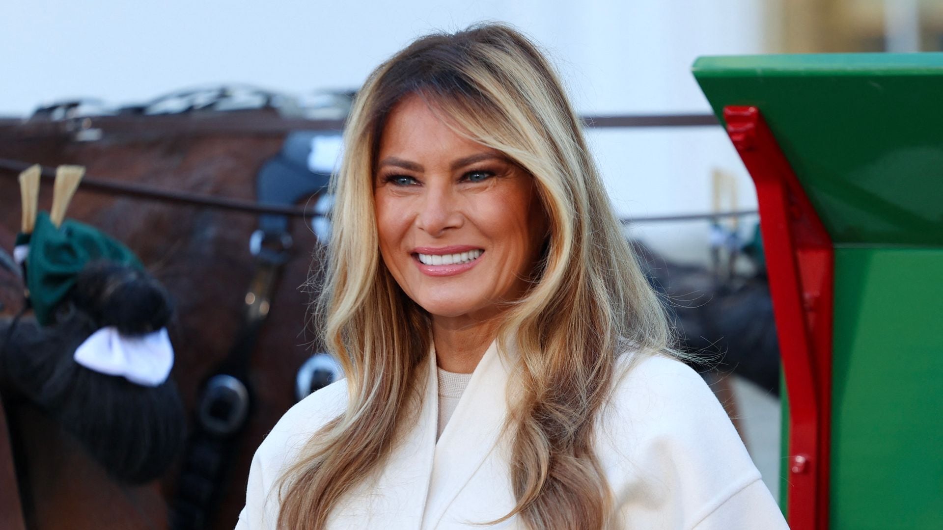 Melania Trump recibe el árbol de Navidad para la Casa Blanca y da inicio a las fiestas de fin de año 