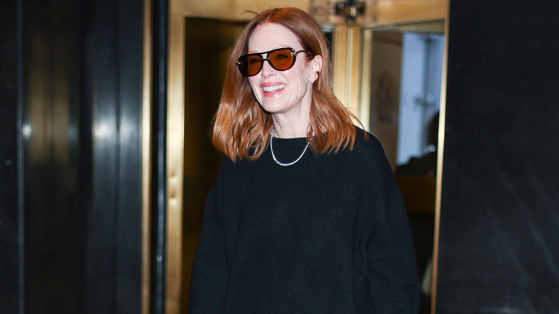 Julianne Moore en Nueva York con un look moderno, 2025. 