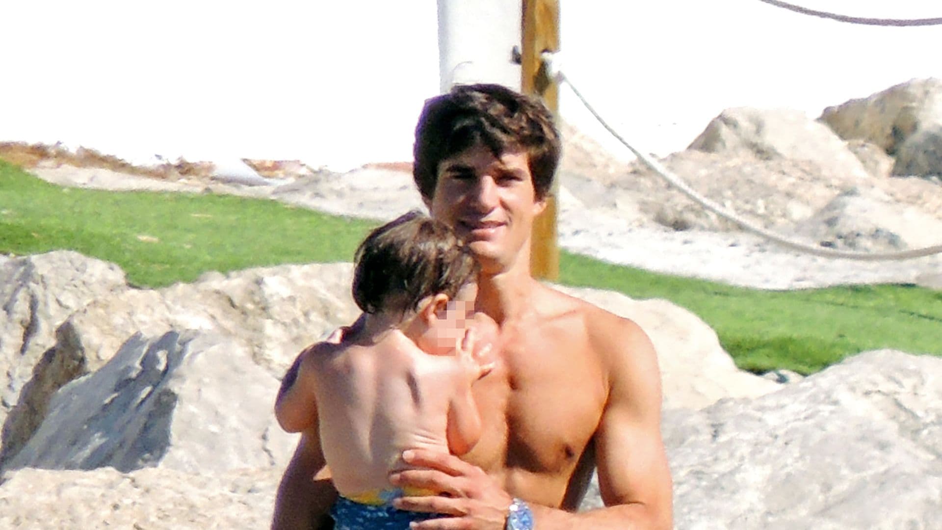 EXCLUSIVA. Belén Corsini y Carlos Fitz-James: primeros juegos en la playa con el pequeño Carlos