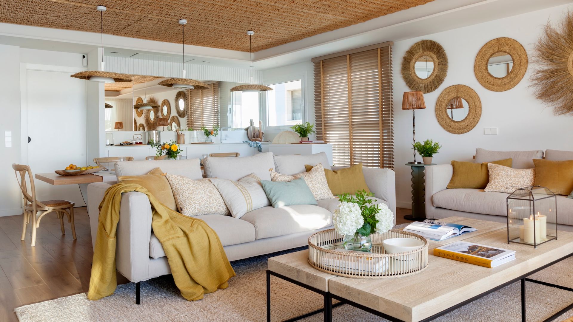Qué hacen los interioristas para decorar una mesa de centro con estilo: 10 ideas que puedes copiar