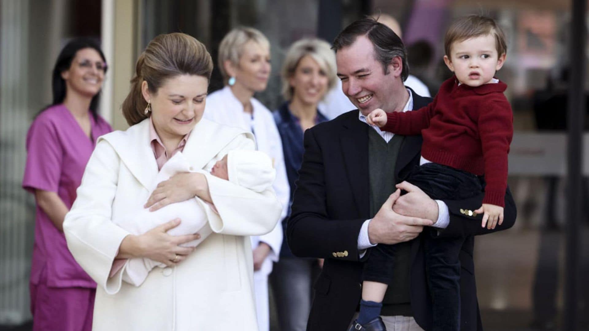 Guillermo y Stéphanie de Luxemburgo con sus dos hijos 