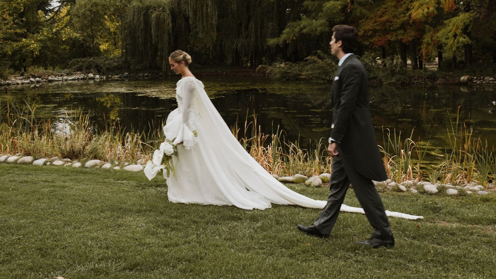 La boda en El Escorial de Mónica, la novia del vestido romántico con volantes en las mangas