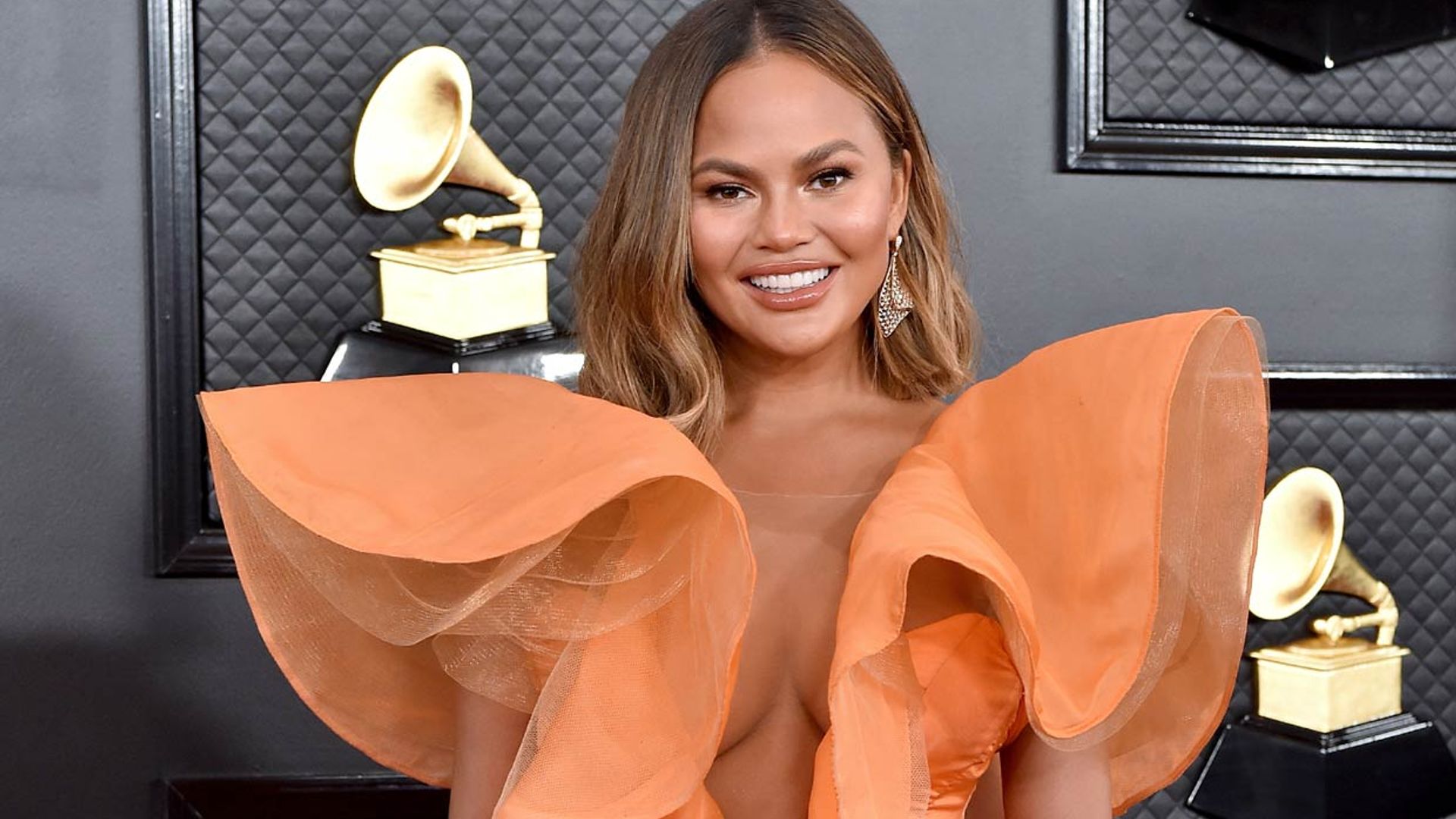 Chrissy Teigen explica divertida los motivos por los que va a operarse el pecho