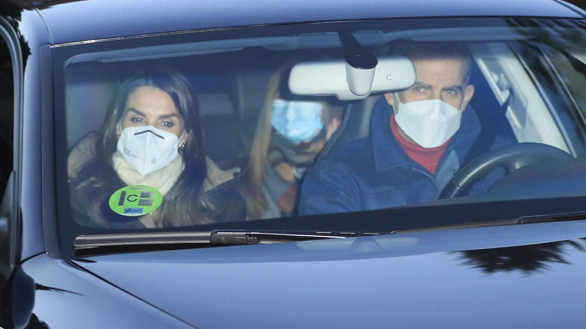 Los Reyes y sus hijas disfrutan de una tarde de regalos y roscón con Jesús Ortiz