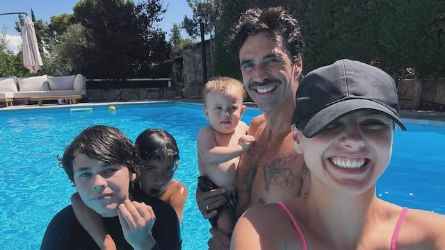 Michelle Renaud y Matías Novoa junto a sus tres hijos