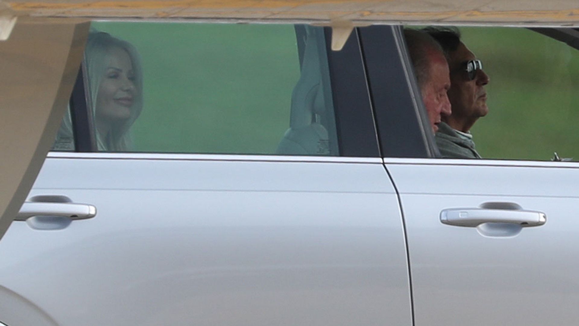 ¿Quiénes son las personas que esperaban al rey Juan Carlos en el aeropuerto de Vigo?