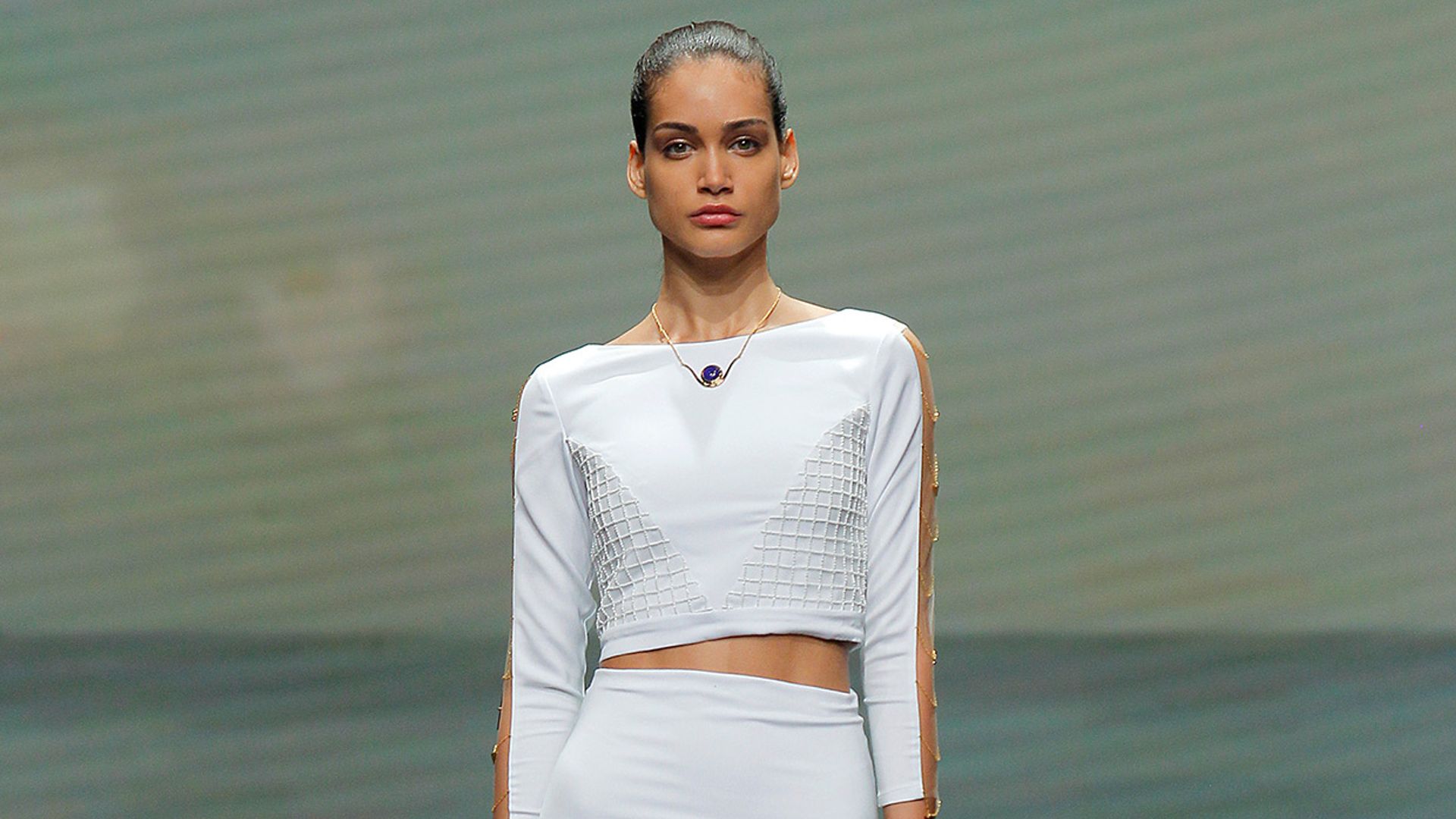 Lorena Panea viste a las novias más cañeras con 'cropped tops' y faldas a media pierna