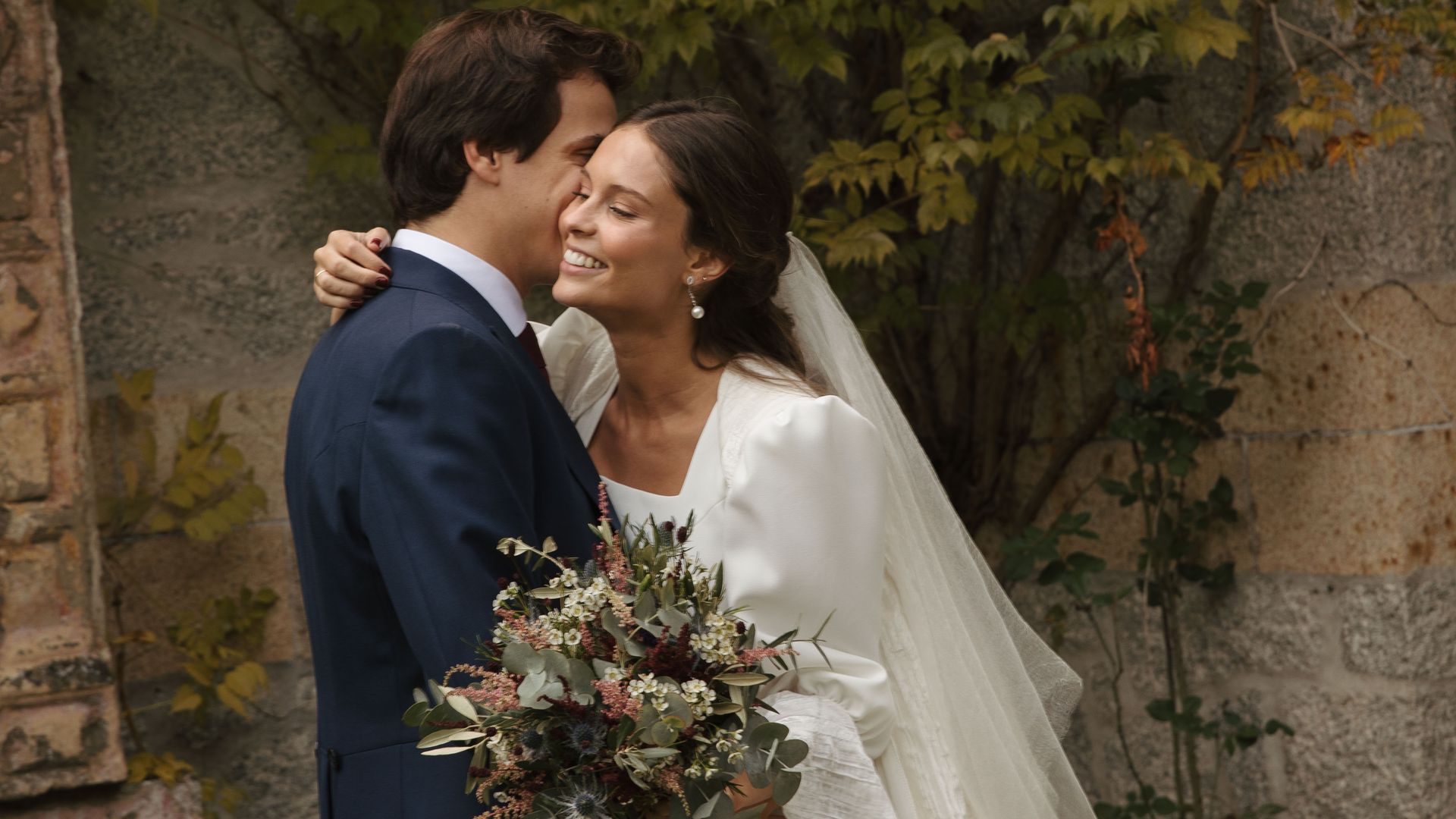 Un vestido de novia sencillo y una capa de terciopelo, la elección de Ana para su boda en Madrid