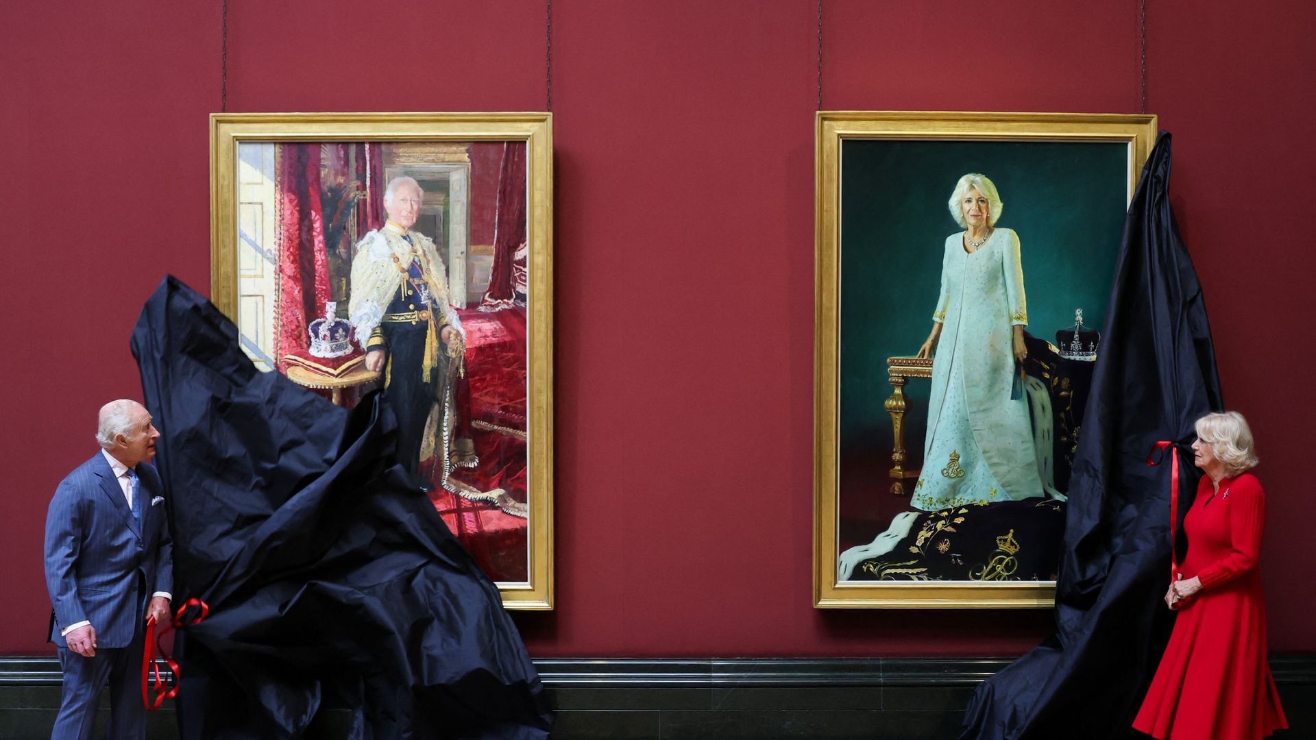 Polémica por los retratos de los reyes Carlos y Camilla: un experto los califica de 'verdadero desastre' 
