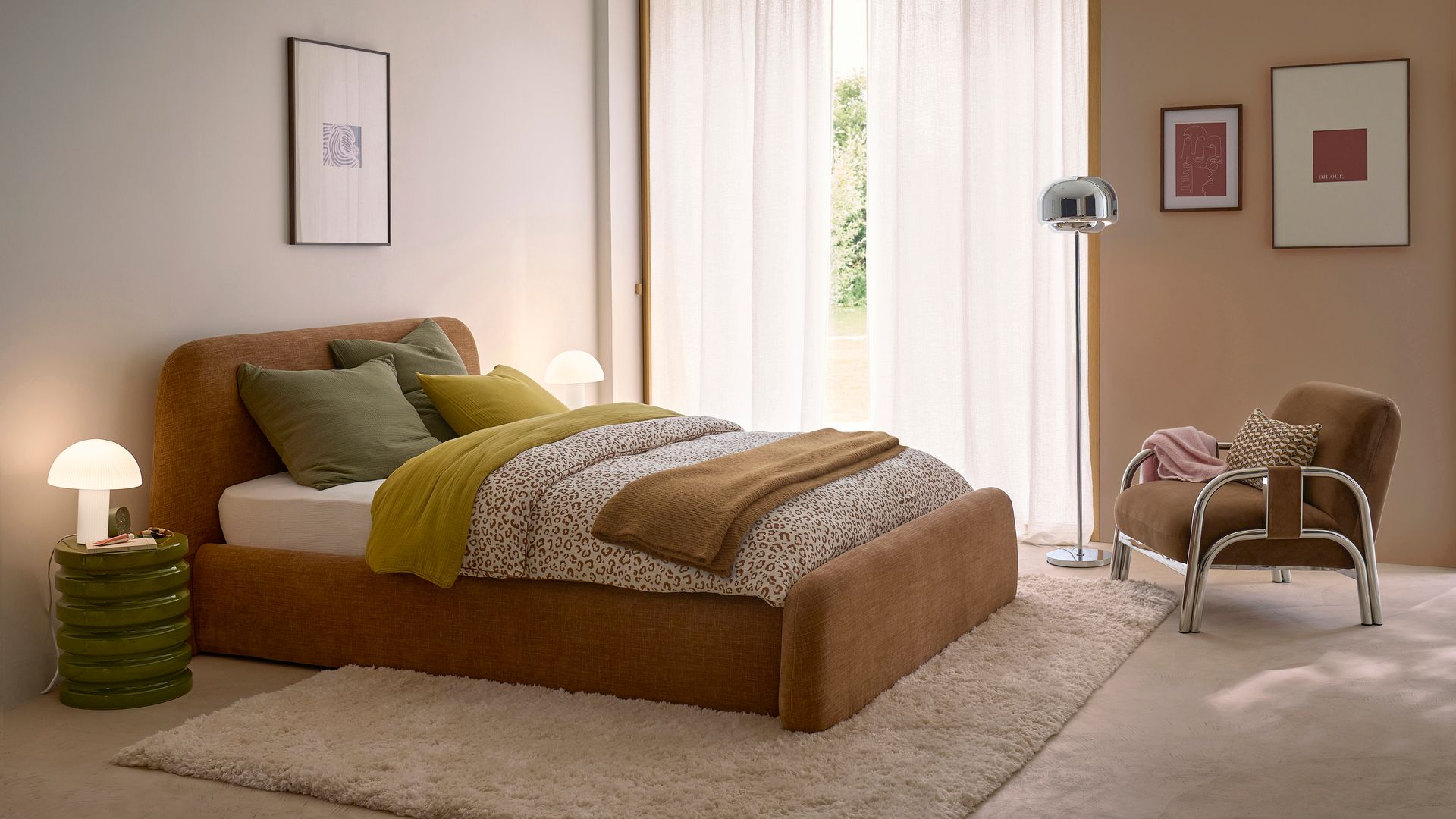 Dormitorio con cama tapizada, paredes color arena, butaca con lámpara de pie, alfombra, cortinas blancas