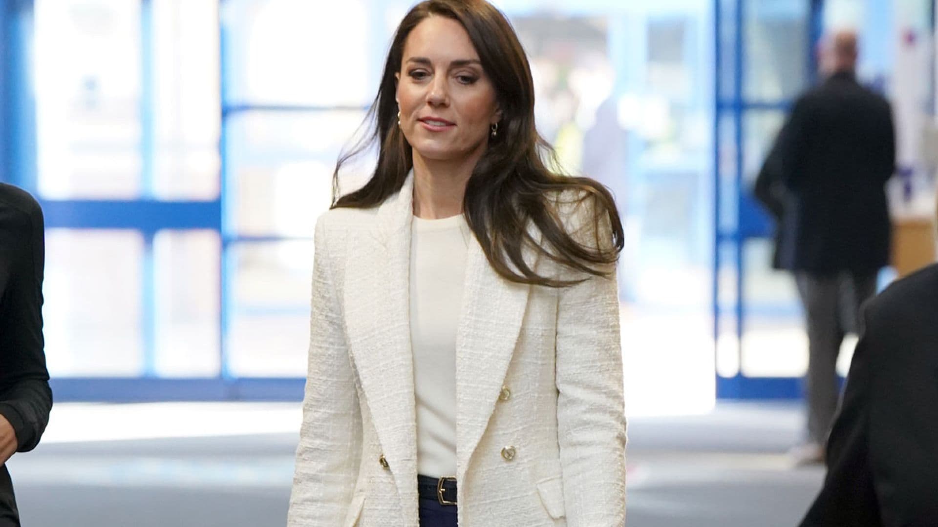 Kate combina su nueva chaqueta de Zara con las zapatillas sostenibles de las 'royals'