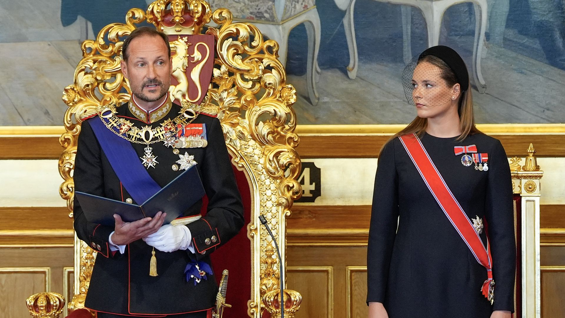 Haakon VIII jura como Rey ante el parlamento de Noruega con la princesa Ingrid a su lado, haciendo historia